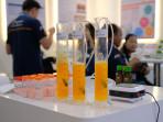 tabung-uji-berisi-cairan-oranye-sesi-eksperimen-ajang-Pacific-Coatings-Show-Conference-PCS.jpg