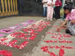Aksi Tabur Bunga Aliansi Perempuan Indonesia di Depan Polda Metro Jaya, Minta Delpedro Cs Dibebaskan