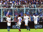 tahan-arema-2-2-di-kandangnya-persib-melaju-ke-babak-8-besar_20190222_214348.jpg