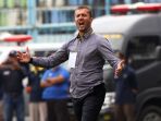tahan-arema-2-2-di-kandangnya-persib-melaju-ke-babak-8-besar_20190222_221911.jpg