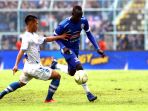 tahan-arema-2-2-di-kandangnya-persib-melaju-ke-babak-8-besar_20190222_222642.jpg