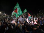 tahanan-palestina-dibebaskan-israel-disambut-pakai-bendera-palestina-dan-hamas-iji.jpg