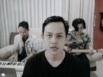tahta-band-aku-masih-disini.jpg