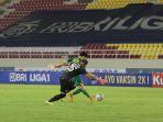 taisei-marukawa-menendang-bola-ke-gawang-andritany-ardhiyasa-dalam-pertandingan-persija-vs-persebaya.jpg