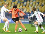 taison-c-memperebutkan-bola-dengan-gelandang-real-madrid-dari-norwegia-martin-odegaard.jpg