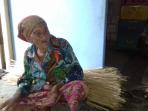 tak-ingin-tinggalkan-tradisi-emak-nani-hingga-usia-103-tahun-masih-membuat-bongsang_20160926_214710.jpg