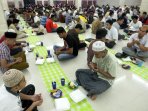 takjil-buka-puasa-bersama-di-masjid-raya-makassar_20150622_160519.jpg