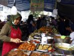 takjil-di-bendungan-hilir-masih-diminati-warga-jakarta_20220425_150156.jpg