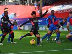 takumi-minamino-saat-cetak-gol-ke-gawang-crystal-palace.jpg