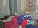 takut-terkena-corona-korban-kebakaran-kilang-minyak-pilih-tidur-di-emperan-daripada-pengungsian.jpg