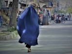 taliban-wajibkan-perempuan-afghanistan-pakai-burqa_20220510_074224.jpg
