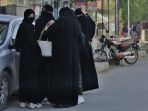 taliban-wajibkan-perempuan-afghanistan-pakai-burqa_20220510_074414.jpg