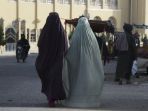 taliban-wajibkan-perempuan-afghanistan-pakai-burqa_20220510_080028.jpg