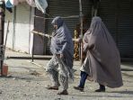 taliban-wajibkan-perempuan-afghanistan-pakai-burqa_20220510_080734.jpg