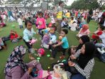 taman-alun-alun-bandung-ramai-pengunjung_20170425_160952.jpg