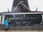 taman-mini-indonesia-indah-disemprot-disinfektan_20200318_210242.jpg