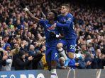 tammy-abraham-dan-christian-pulisic-merayakan-gol.jpg
