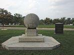 tampak-belakang-kuburan-matthew-alexander-henson-dan-robert-edwin-peary.jpg