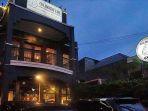 tampak-depan-kafe-co-laboreat-di-waktu-senja.jpg