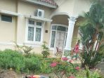 tampak-korban-abdul-aziz-tewas-di-halaman-rumah-jalan-urip-sumoharjo-kelurahan_20171208_101801.jpg