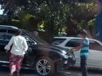 tampak-oknum-sopir-angkot-menenteng-parang-dan-perempuan_20171016_185420.jpg
