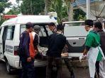 tampak-petugas-rsud-besemah-yang-sedang-mengevakuasi-jenazah-korban-dari-tkp.jpg