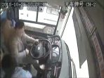 tampak-sopir-bus-sedang-berdebat-dengan-penumpang-yang-memukulnya_20181103_194337.jpg