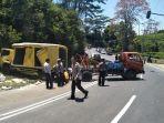 tampak-truk-kuning-mengalami-kerusakan-berat-setelah-terguling.jpg