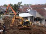 tanah-longsor-di-ciputat_20210613_214729.jpg