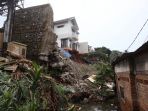 tanah-longsor-terjal-300-rumah-di-jagakarsa-1-orang-tewas_20201011_162527.jpg