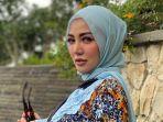 tanam-bibit-padi-hotong-di-kabupaten-buru-bella-shofie-janjikan-bagi-benih-ke-1000-petani.jpg