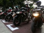 tanda-jaga-jarak-aman-bagi-pengendara-roda-dua-di-lampu-merah_20200716_202248.jpg