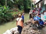 tanggul-sementara-di-kampung-air-jatipadang_20171113_104754.jpg