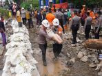 tanggul-sungai-cigede-jebol-rumah-warga-terendam-banjir_20240112_211012.jpg