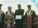 tangis-ayah-brigadir-j-saat-hadiri-wisuda-anaknya.jpg