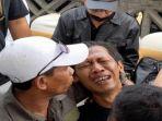 tangis-ayah-korban-tragedi-kanjuruhan-pecah.jpg