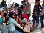 tangis-keluarga-korban-tsunami-di-lampung.jpg