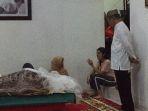 tangis-nindy-di-hadapan-jenazah-ayahandanya-almarhum-fadli-yunus.jpg