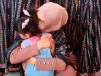 tangis-ria-ricis-pecah-saat-melepas-moana-untuk-berangkat-haji-rge.jpg