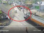 tangkap-layar-rekaman-cctv-kereta-api-tabrak-mobil-di-tegal.jpg