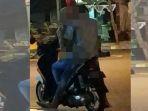 tangkap-layar-video-sepasang-remaja-bermesraan-dan-berciuman-di-depan-taman.jpg