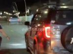 tangkapan-layar-aksi-kejar-kejaran-pengemudi-motor-dan-pengemudi-mobil.jpg