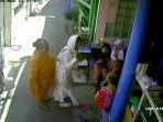 tangkapan-layar-rekaman-cctv-saat-pelaku-hipnotis-bermodus-pemberian-bansos.jpg