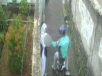 tangkapan-layar-rekaman-cctv-saat-pelaku-meraba-payudara-n.jpg