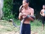 tangkapan-layar-video-atraksi-norjani-dengan-ular-king-kobra.jpg
