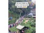 tangkapan-layar-video-heboh-yang-memperlihatkan-rombongan-pengantin-mengular.jpg