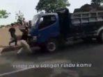 tangkapan-layar-video-konten-detik-detik-remaja-di-bekasi-terlindas-truk.jpg