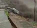 tangkapan-layar-video-mobil-panther-terseret-banjir-lahar-gunung-semeru-senin-822021.jpg