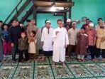 tangkapan-layar-video-viral-berdurasi-251-menit-yang-berisi-sekelompok-jemaah-di-k.jpg