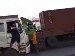 tangkapan-layar-video-viral-pemalakan-sopir-truk-di-jalan-raya-cilincing.jpg